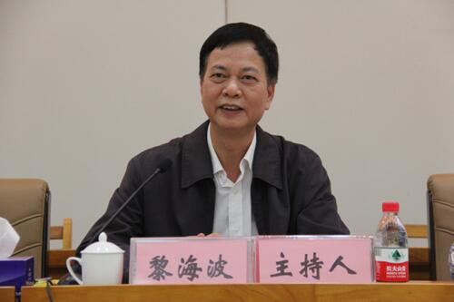 黎海波院长主持,全体教职工参加了宣讲会.