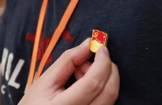 共产党员佩戴党徽,亮出的是责任,赢得的是信任,接受的是监督.
