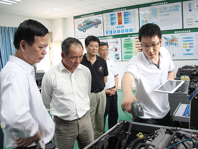 2015年4月24日，原广东省教育厅副厅长李小鲁（左二）到我院指导工作